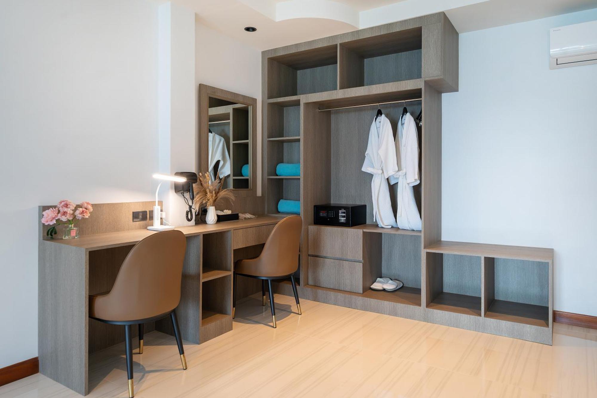 The Hideout Beachfront Apartment *